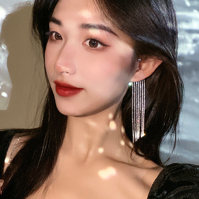 Boucles d’Oreilles Longues à Pompons