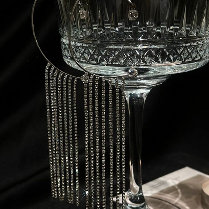 Boucles d’Oreilles Longues à Pompons