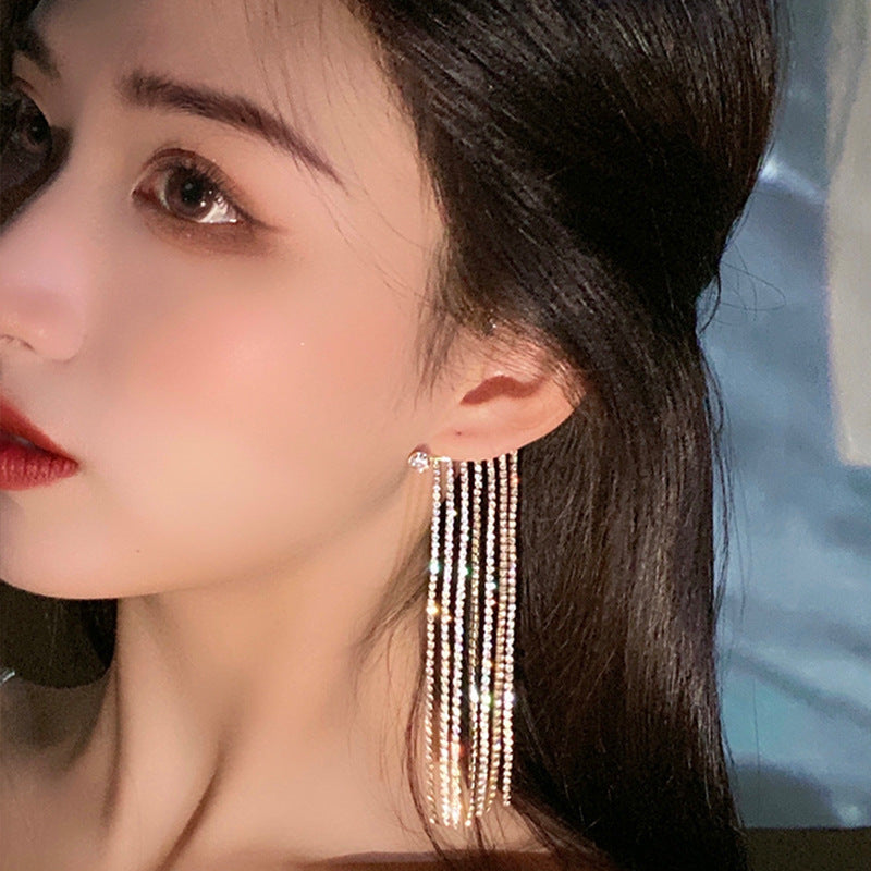 Boucles d’Oreilles Longues à Pompons